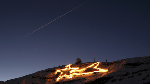 Decoración de Navidad que representa una estrella fugaz bajo la cumbre de Dole en Cheserex, Suiza. REUTERS/Denis Balibouse