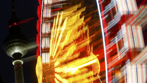 Una rueda de la fortuna de un mercado de Navidad en frente de la torre de televisión de Berlín, Alemania. REUTERS/Hannibal Hanschke