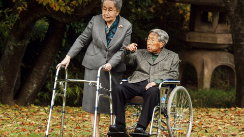 El príncipe japonés, Mikasa y su esposa, la princesa Yuriko en su residencia de Tokio. El príncipe Mikasa con 100 años de edad, es el hermano más joven de los del emperador Hirohito y el más longevo entre las coronas reales. REUTERS/Casa Im