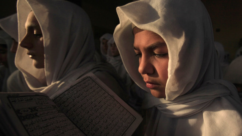 Unos estudiantes recitan el Corán en una mezquita de Peshawar, Pakistán. REUTERS/Fayaz Aziz
