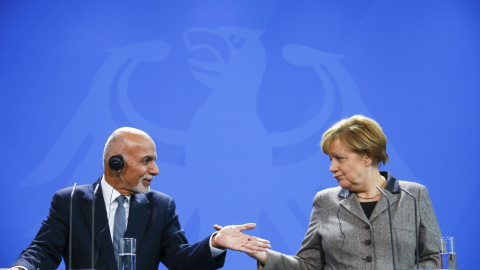 Angela Merkel y el presidente de Afganistán, Ashraf Ghani gesticulan mientras hablan. REUTERS/Hannibal Hanschke