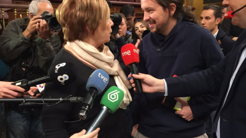 Momento en el que Pablo Iglesias debate de manera espontánea con Celia Villalobos. Momento en el que Pablo Iglesias debate de manera espontánea con Celia Villalobos.