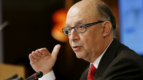 El ministro de Hacienda, Cristóbal Montoro, durante una rueda de prensa en la sede de su Departamento. EFE/Sergio Barrenechea
