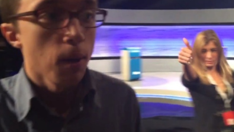 Pablo Iglesias asistió al debate acompañado por su número dos, Iñigo Errejón. Pedro Iglesias acudió con su mujer, Begoña Fernéndez. En la imagen, en el troleo después del debate que inundó las redes sociales.