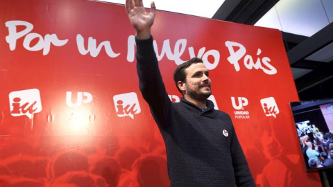 El candidato de IU-Unidad Popular, Alberto Garzón, a su llegada al acto previo al inicio de la campaña electoral que la coalición de izquierdas celebra esta noche en Madrid. EFE / Kiko Huesca. El candidato de IU-Unidad Popular, Alberto Garzón, a su llegada al acto previo al inicio de la campaña electoral que la coalición de izquierdas celebra esta noche en Madrid. EFE / Kiko Huesca.