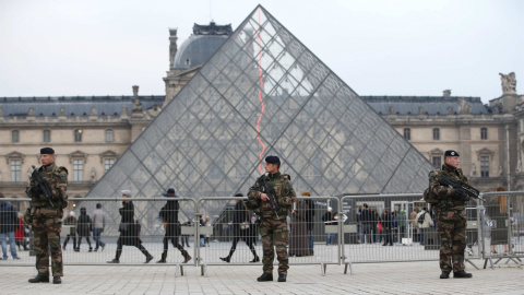 Soldados franceses frente al museo del Louvre en París. REUTERS/Charles Platiau