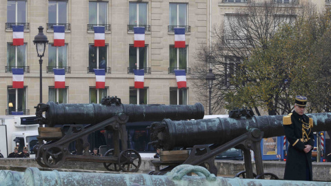 Banderas francesas cuelgan en un edificio cerca de los Inválidos de París. REUTERS/Jacky Naegelen
