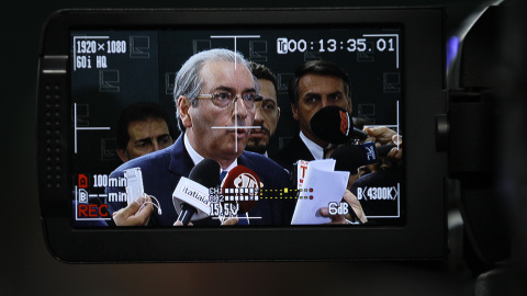 El presidente de la Cámara de Diputados de Brasil, Eduardo Cunha, visto por una cámara durante reunión con líderes de partidos para analizar la formación de la comisión parlamentaria que analizará el 'impeachment' contra la presidenta Dilma