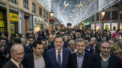 El presidente del Gobierno Mariano Rajoy, acompañado por el presidente del PP andaluz, Juanma Moreno, el presidente provincial del PP en Málaga, Elías Bendodo, el alcalde de Estepona y número uno del PP de Málaga al Congreso y al Senado Jos