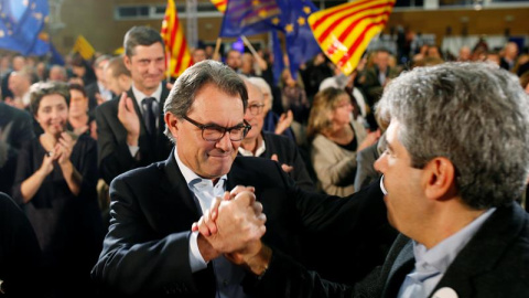 El president en funciones, Artur Mas, y el cabeza de lista Francesc Homs, durante el acto de Democràcia i Llibertat previo al inicio de la campaña electoral en Barcelona. / EFE