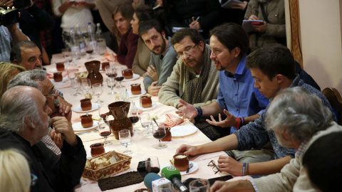 Pablo Iglesias, candidato de Podemos, en una cena previa al acto de inicio de campaña en Villaralbo (Zamora). / REUTERS