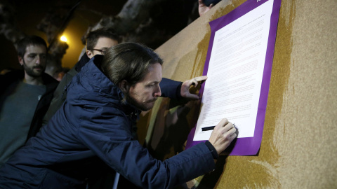 El candidato de Podemos, Pablo Iglesias, firma una 'carta abierta a la ciudadanía' en Villaralbo (Zamora). / EFE