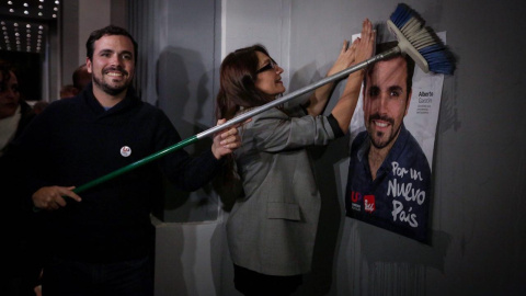El candidato de Unidad Popular-IU, Alberto Garzón, durante la pegada de carteles en Madrid. / JAIRO VARGAS