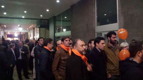 A la entrada del hotel se formaron grandes colas