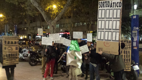 Pequeña protesta de un grupo de ecologistas contra la proposición de ley para derogar el artículo que limita a tres alturas las edificaciones de la comunidad.