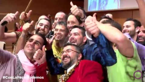 Los chirigoteros haciéndose un 'selfi' con Pablo Iglesias