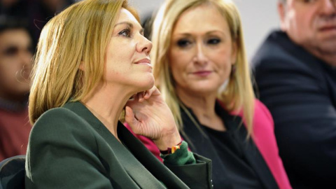 La presidenta del PP de Castilla-La Mancha y secretaria general nacional del partido, María Dolores de Cospedal (i), junto a la presidenta de la Comunidad de Madrid, Cristina Cifuentes (d), durante un acto del partido en Seseña (Toledo). La presidenta del PP de Castilla-La Mancha y secretaria general nacional del partido, María Dolores de Cospedal (i), junto a la presidenta de la Comunidad de Madrid, Cristina Cifuentes (d), durante un acto del partido en Seseña (Toledo).