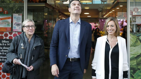 El candidato del PSOE a las elecciones generales, Pedro Sánchez, junto a la candidata del PSC, Carme Chacón (d), y a la lider socialista municipal Carmen Andrés, durante la visita que ha realizado hoy a Nou Barris, uno de los distritos obre El candidato del PSOE a las elecciones generales, Pedro Sánchez, junto a la candidata del PSC, Carme Chacón (d), y a la lider socialista municipal Carmen Andrés, durante la visita que ha realizado hoy a Nou Barris, uno de los distritos obre