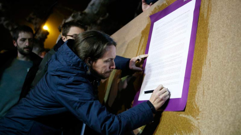 Pablo Iglesias firma en Zamora la carta que ha dirigido a los ciudadanos. / EFE