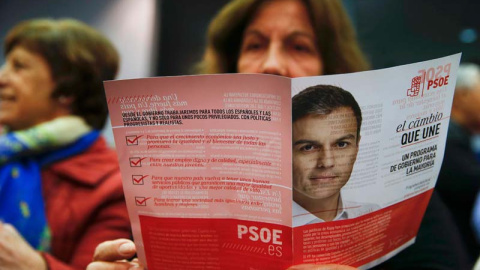 Una mujer lee un folleto del PSOE durante el mitin que Pedro Sánchez protagonizó en Getafe. / SUSANA VERA (REUTERS) Una mujer lee un folleto del PSOE durante el mitin que Pedro Sánchez protagonizó en Getafe. / SUSANA VERA (REUTERS)