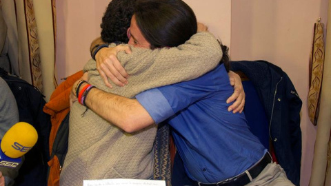 El secretario general de Podemos, Pablo Iglesias (d), abraza a su padre Javier Iglesias, durante el arranque de la campaña electoral del 20D. EFE
