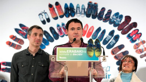 El presidente de Sortu, Hasier Arraiz, acompañado del cabeza de lista de EH Bildu al Congreso por Álava, Iker Urbina, y al Senado, Lorena López de Lacalle. EFE