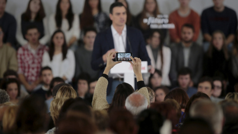 Un simpatizante socialista toma una foto con su móvil del cabeza de liosta del PSOE, Pedro Sánchez, durante su mitin en Inca (Palma de Mallorca). REUTERS/Enrique Calvo