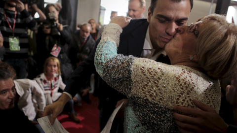 El líder del PSOE, Pedro Sánchez, recibe un beso de una simpatizante  durante su mitin en Inca (Palma de Mallorca). REUTERS/Enrique Calvo