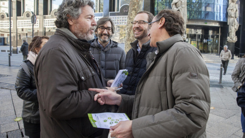 El dirigente de Equo y cabeza de lista de Podemos en Álava, Juantxo López de Uralde, que reparte propaganda electoral en Vitoria, ha coincidido con el ministro de Sanidad y cabeza de lista del PP por Álava, Alfonso Alonso. EFE/David Aguilar