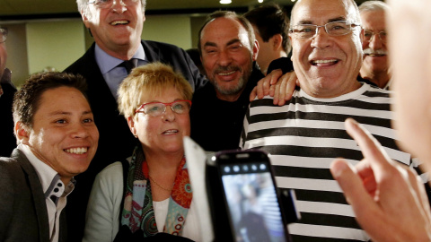 El portavoz del PSOE en la Asamblea de Madrid y exministro de Educación, Ángel Gabilondo, que ha participado en un acto político en San Sebastián, se fotografía junto a unos simpatizantes. EFE/Javier Etxezarreta