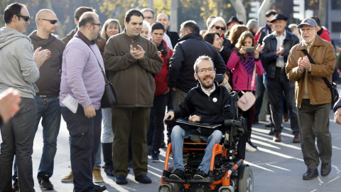 El diputado de las Cortes de Aragón Pablo Echenique recibe el aplauso de simpatizantes a su llegada a Bilbao donde participa en un acto de campaña con candidatos al Congreso de esa formación por Bizkaia. EFE/LUIS TEJIDO.