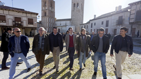 El vicesecretario de Comunicación del PP, Pablo Casado, y la ministra de Agricultura, y número tres de la lista por Madrid al Congreso, Isabel García Tejerina, acompañados por candidatos al Senado por Ávila, Sebastián González, Miguel Ángel