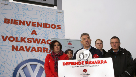 Koldo Martínez, candidato de Geroa Bai al Congreso, en un acto celebrado frente a la fábrica de Volkswagen Navarra. EFE/Jesús Diges