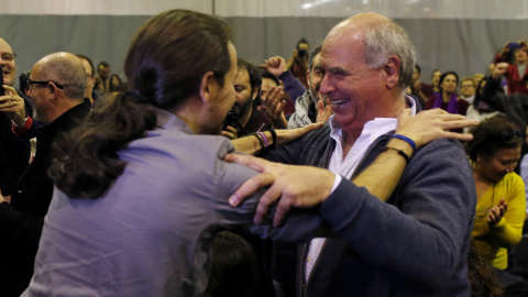 El candidato de Podemos a la Presidencia del Gobierno, Pablo Iglesias, saluda al presidente del grupo de Catálunya Sí que es Pot en el Parlamento catalán, Lluís Rabell en un mitin en L'Hospitalet de Llobregat (Barcelona). EFE/Alejandro Garc