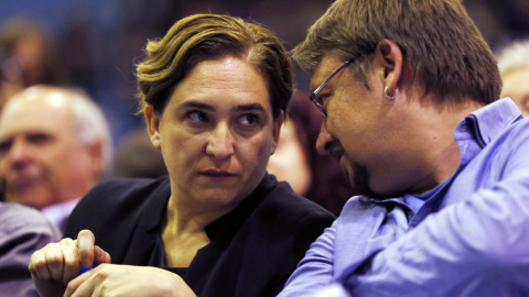 La alcaldesa de Barcelona, Ada Colau, conversa con el cabeza de lista de Podemos por Barcelona, Xavi Domecech, en un mitin en L'Hospitalet de Llobregat (Barcelona). EFE/Alejandro García