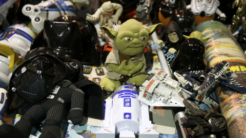 Juguetes de 'Star Wars', puestos a la venta en la convención de fnas de las películas en Manchester. REUTERS/Phil Noble