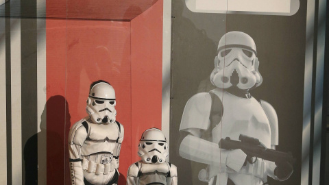 Un par de niños vestidos de Storm troopers (soldados del Imperio) en la convención de 'Star Wars' de Manchester. REUTERS/Phil Noble