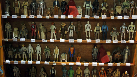 Figuras antiguas de los personajes de las películas de 'Star Wars'. en la convención de aficionados de Manchester. REUTERS/Phil Noble