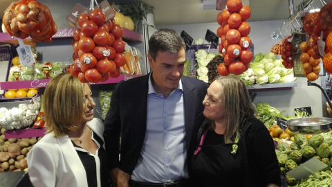 Pedro Sánchez, en un mercado de Barcelona con Carme Chacón. EUROPA PRESS.