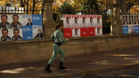 Una legionaria corre delante de propaganda electoral en Ronda (Cádiz). REUTERS(Jon Nazca.