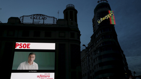 La imagen de Pedro Sánchez en la céntrica plaza de Callao en Madrid. REUTERS/Susana Vera