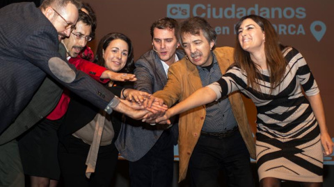 El candidato de Ciudadanos a la Presidencia del Gobierno, Albert Rivera durante su asistencia al acto de inicio de campaña, en el Teatre Trui de Palma de Mallorca. EFE/CATI CLADERA