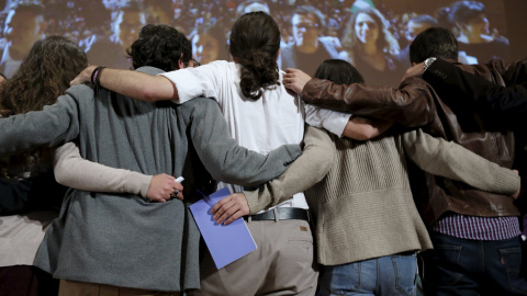 Pablo Iglesias con los miembros de su partido en el mitin realizado en Cádiz. REUTERS/Marcelo del Pozo