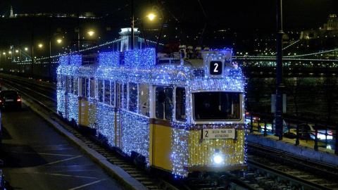 Vista de un tranvía decorado con luces navideñas cerca del Danubio y con el Puente de las Cadenas iluminado en el fondo. Budapest, Hungría. EFE/Zoltan Mathe