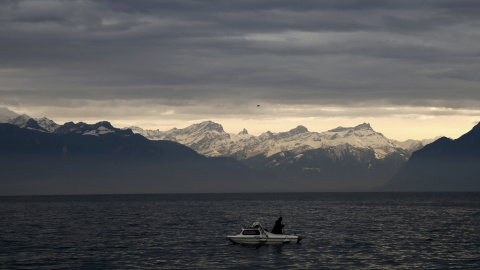 Un hombre pesca durante la fría mañana en el Lago de Leman. Cully, Suiza. REUTERS/Denis Balibouse
