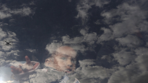 Un pequeño palestino mira a través de la ventana de un autobús mientras espera con su familia para cruzar a Egipto por la frontera de Rafah (Palestina). REUTERS/Ibraheem Abu Mustafa