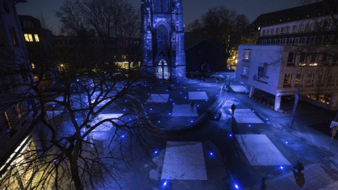 Vista de las 23 losas iluminadas por una luz azul con los nombres grabados de los 14.726 europeos que han formulado promesas para Europa en la plaza de las Promesas Europeas. Bochum, Alemania. EFE/Marcel Kusch