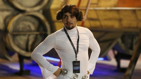 El director de arte, Josh Lynch, fan de Star Wars se disfrada de la princesa Leia en la conveción de 'Para el amor de la fuerza'. Manchester, Inglaterra. REUTERS/Phil Noble