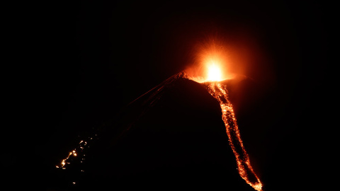Vista del volcán Momotombo, en erupción.- AFP