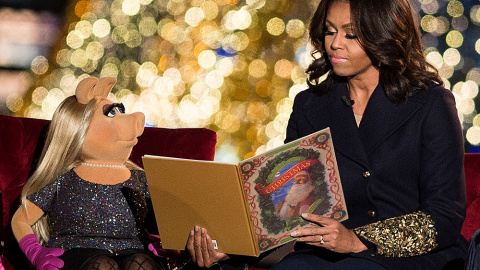 La primera dama de EEUU, Michelle Obama, lee un libro durante un programa de televisión infantil.- BRENDAN SMIALOWSKI (AFP)